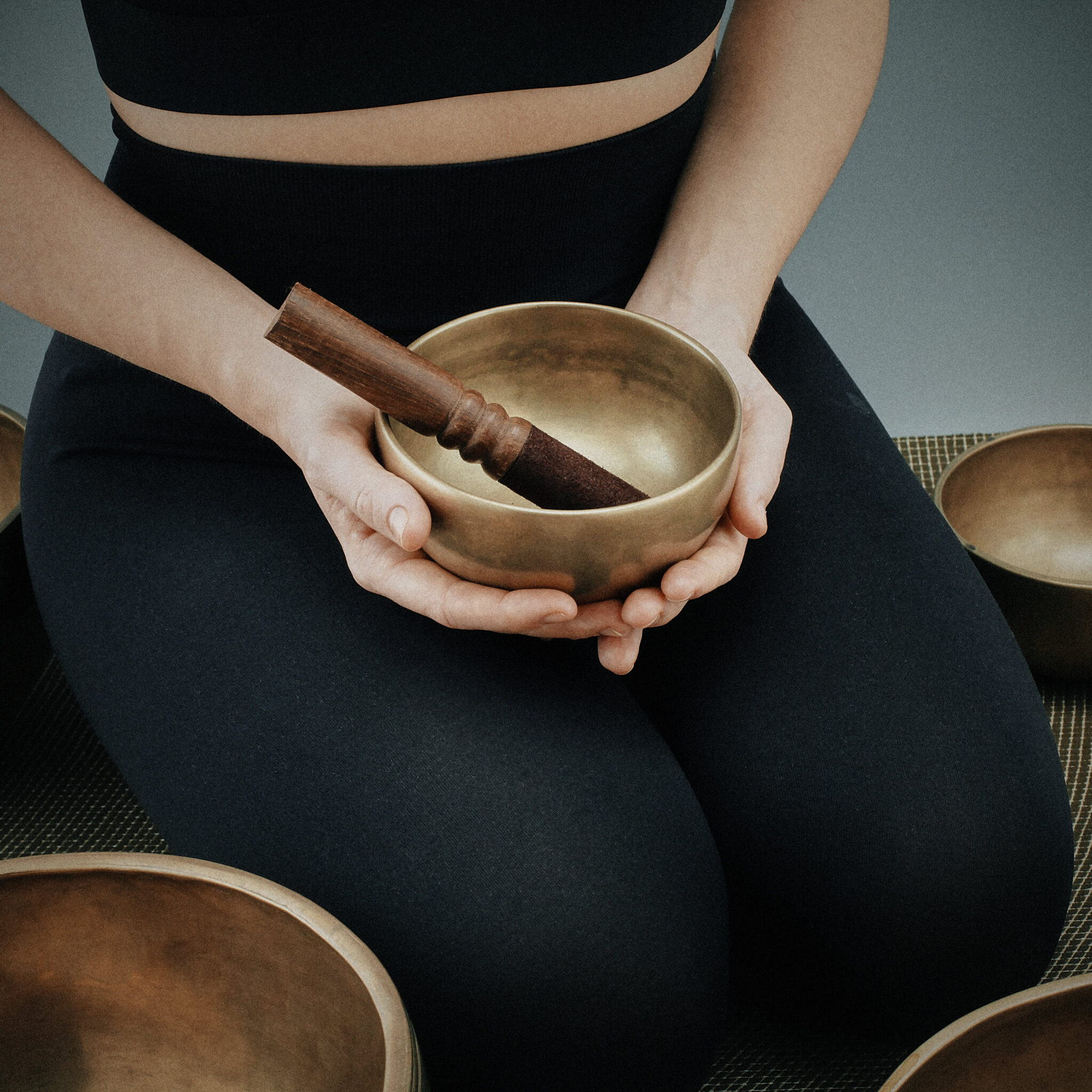 Äänimaljahoito rentouttaa kehon ja mielen syvästi.