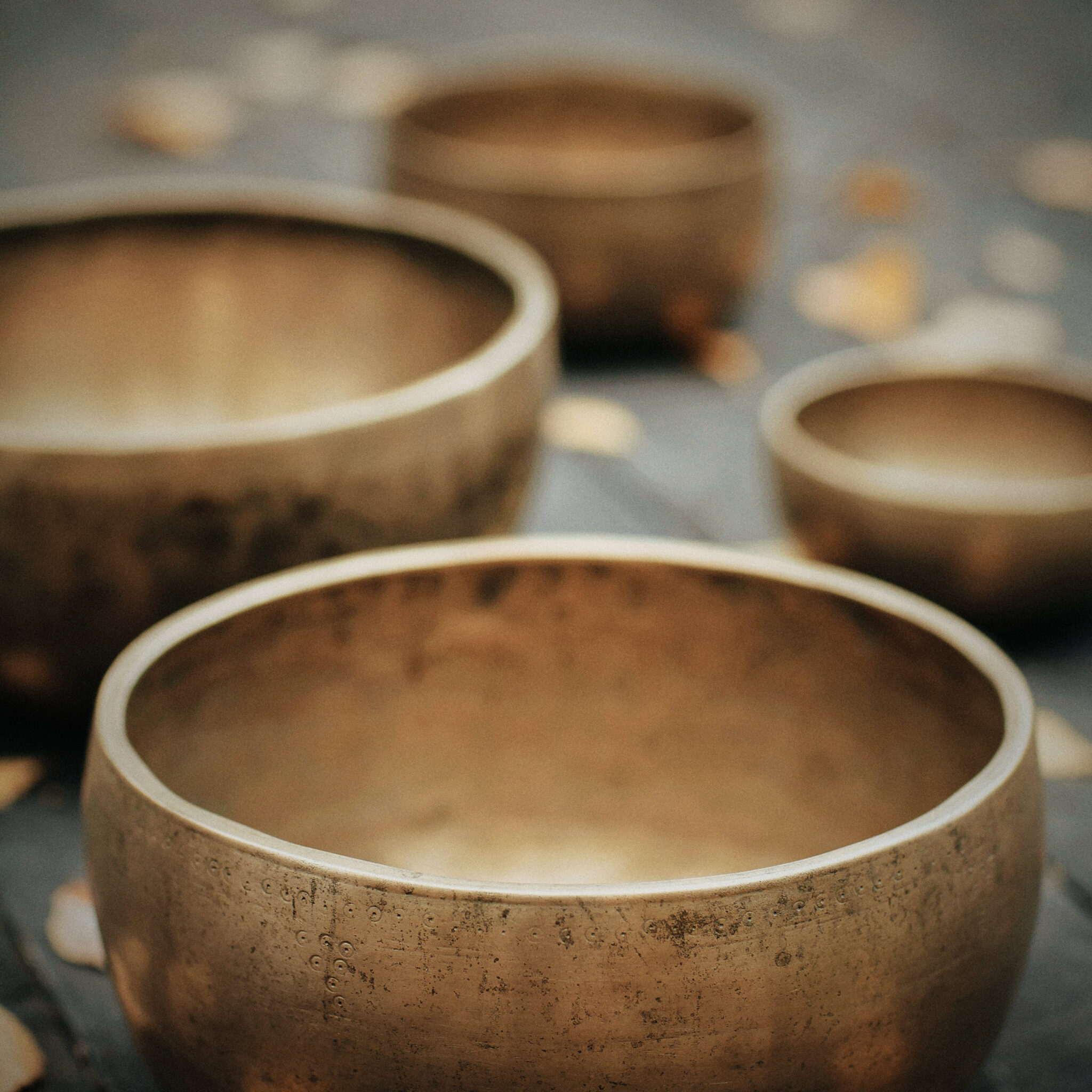 Äänirentoutusohjaajan koulutus antaa perusteet hermoston rauhoittamiseen äänimaljojen avulla.